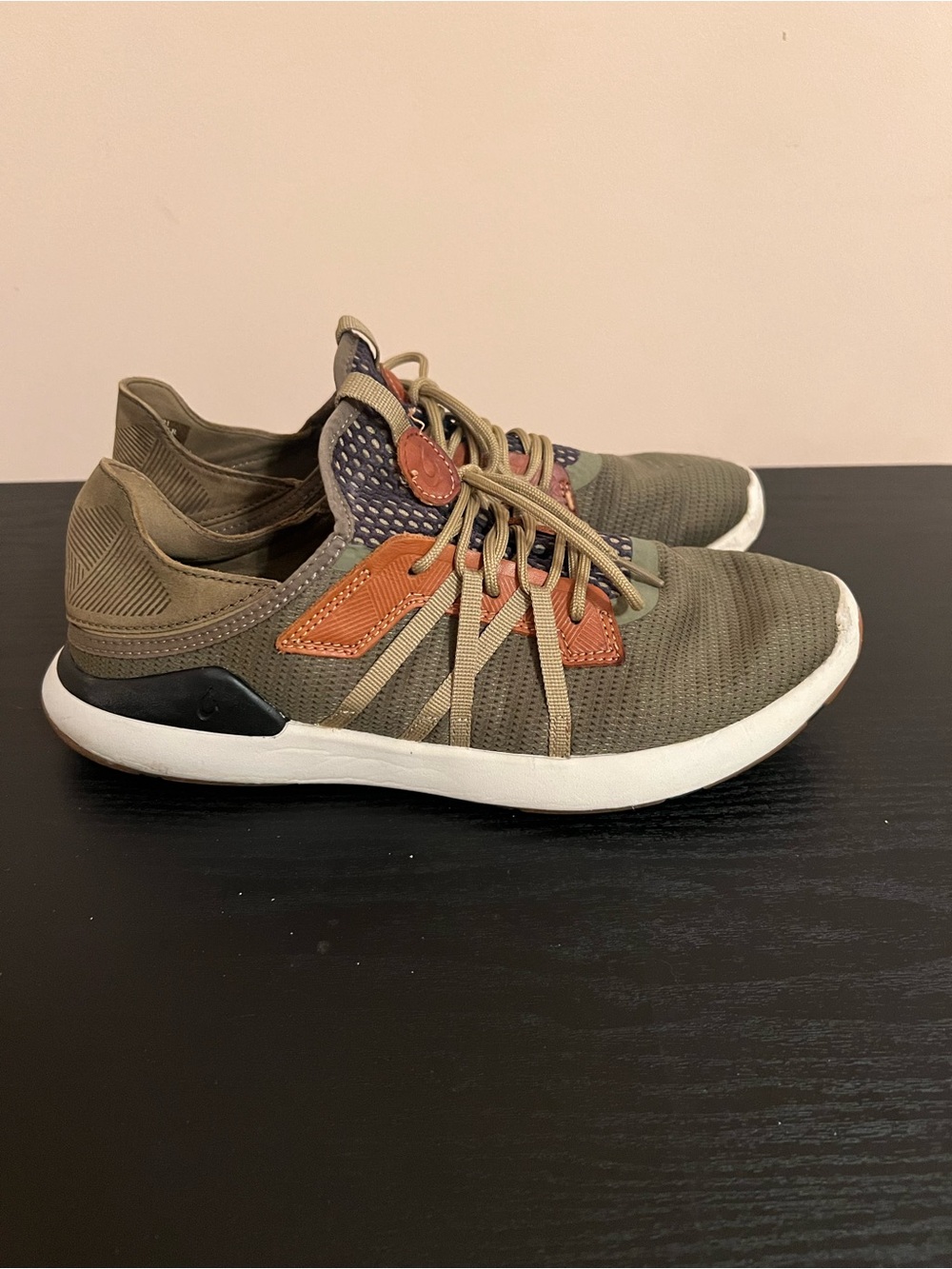 OluKai Mio Lī men's athletic shoes in the Hunter/Lava Rock Size 10.5